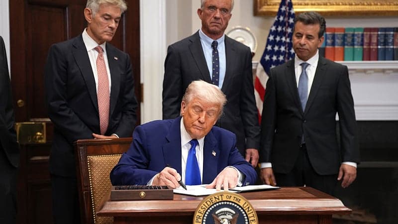 TRUMP VS BIG PHARMA: An Exec Order That COULD SLASH DRUG COSTS by 80%?! 💊
