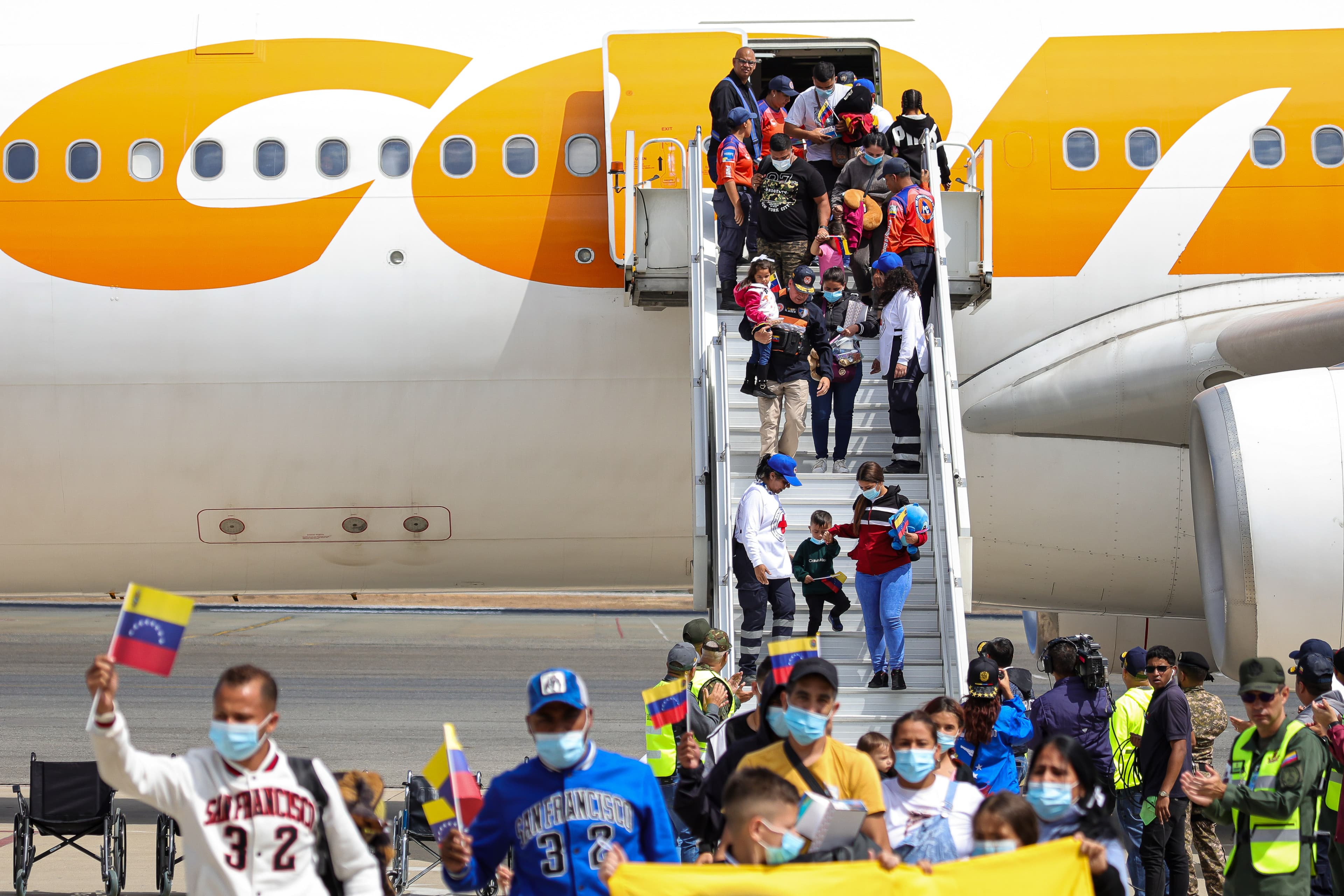 DEPORTATION DAY! 🚨 US FLIGHT DISPATCHES Venezuelan ILLEGAL IMMIGRANTS BACK TO CARACAS... (Will this spark debate amongst conservatives?)