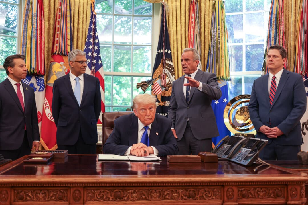 TRUMP'S EPIC MOVE: Boosting US Drug Making Before PHARMA TARIFFS Hit...💊