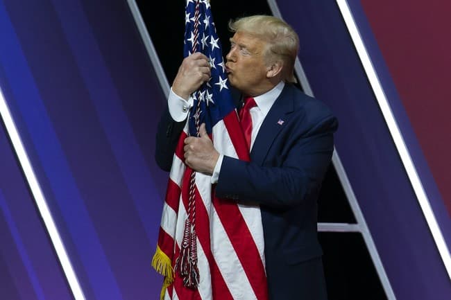 TRUMP UNVEILS HISTORICAL TREASURE: DECLARATION OF INDEPENDENCE NOW FRONT AND CENTER IN THE WHITE HOUSE! 🇺🇸 (A TRUE PATRIOTIC STATEMENT)