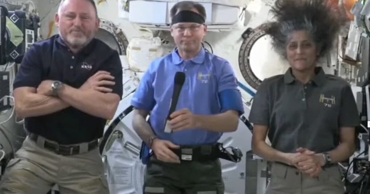 NASA ASTRONAUTS LEFT IN SPACE?! BIDEN REJECTS ELON MUSK's Rescue Offer... Is This His Greatest FAILURE? 🤔