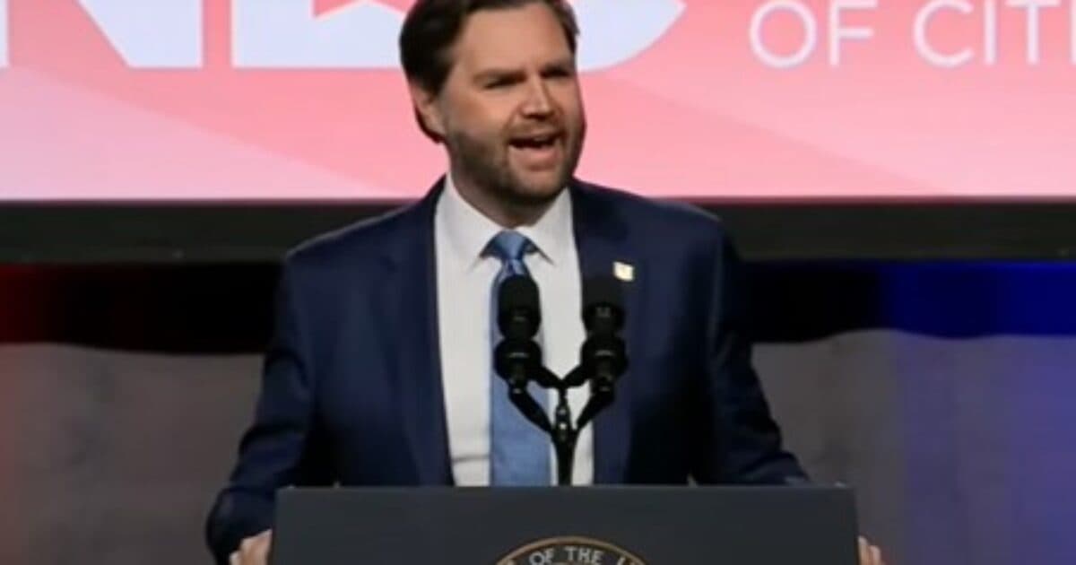 🔥 VP JD VANCE SILENCES RUDE HECKLER... With a WITTY ZINGER on IMMIGRATION & HOUSING! (A TRUE Leader!)