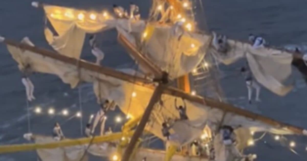 😳 WILD VIDEOS: Sailors Hanging on 150-Foot Mast After Ship CRASHES into Brooklyn Bridge! 📹🔴