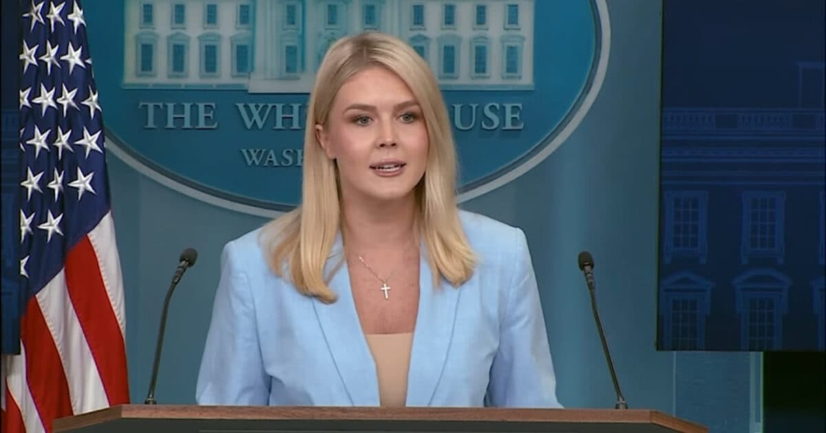 Karoline Leavitt CLAPS BACK at Reporters 👊 Accusing Trump of CASHING IN – Where’s the Biden Questions? 🤔